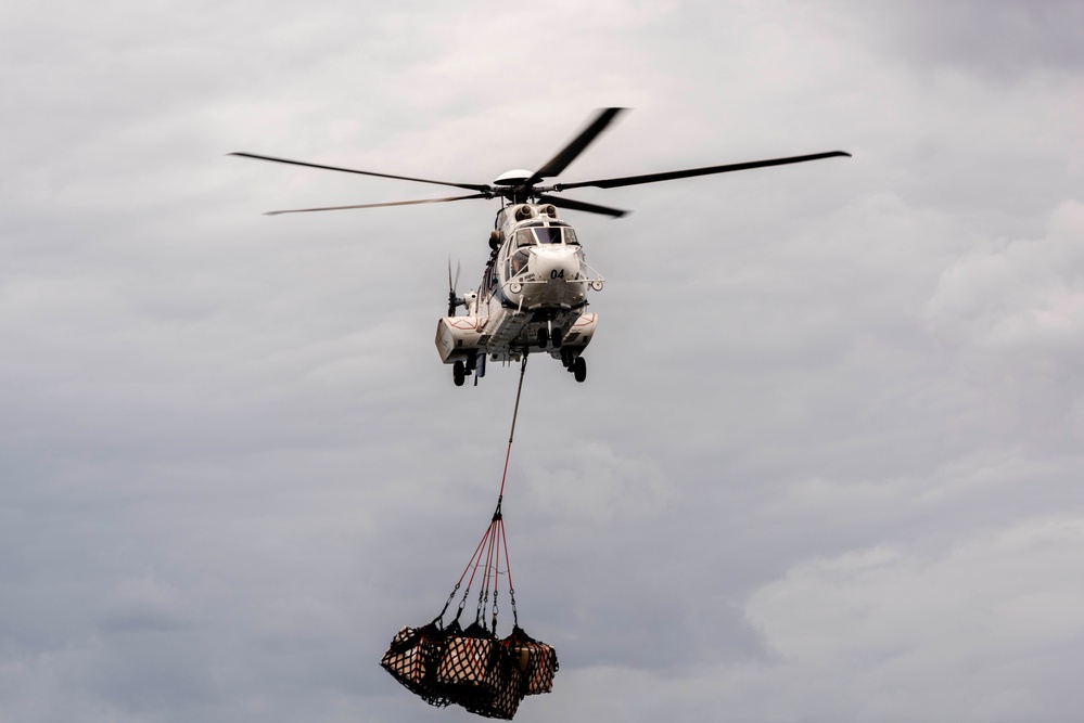 USS Ronald Reagan (CVN 76) conducts replenishment-at-sea with USNS Carl Brashear