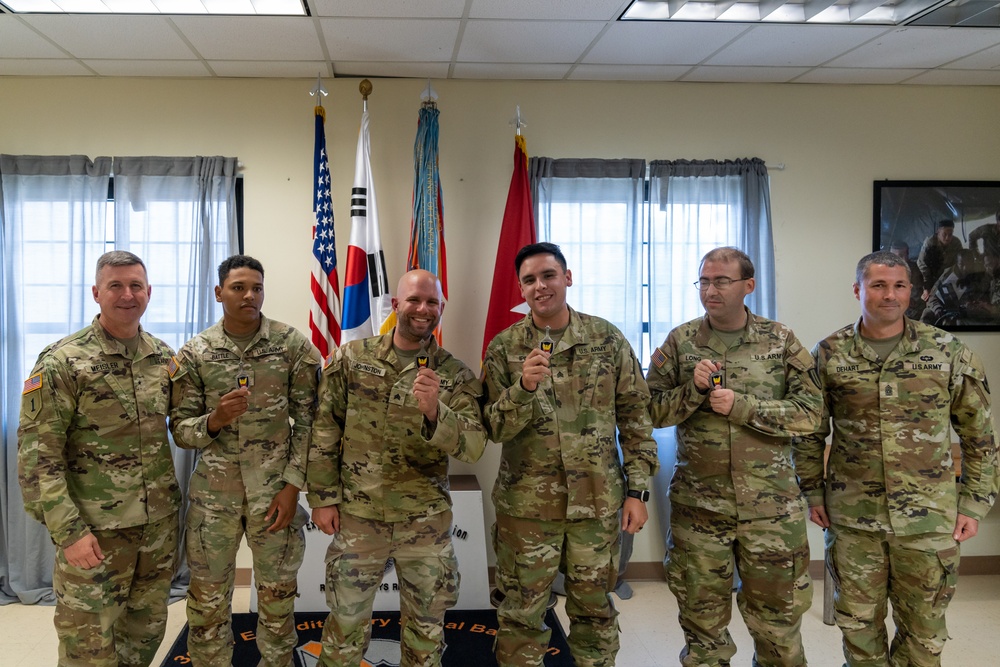 Brig. Gen Kevin Meisler from 311th Signal Command visits 304th Signal battalion, and recognizes soldiers for their hard work.