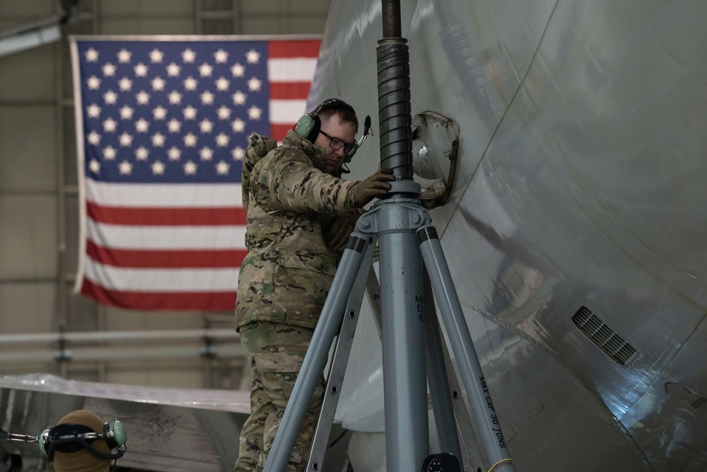 962nd AMU trains on AWACS