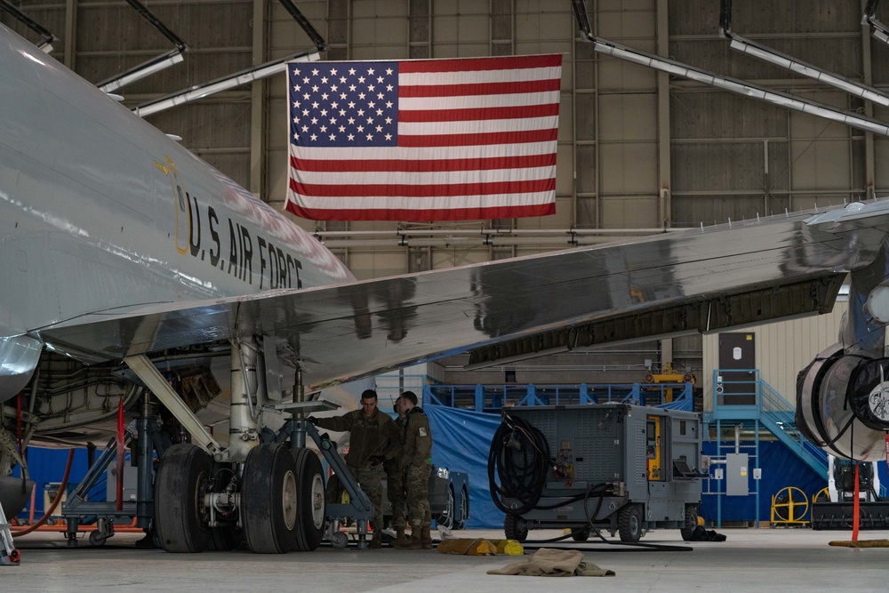 962nd AMU trains on AWACS