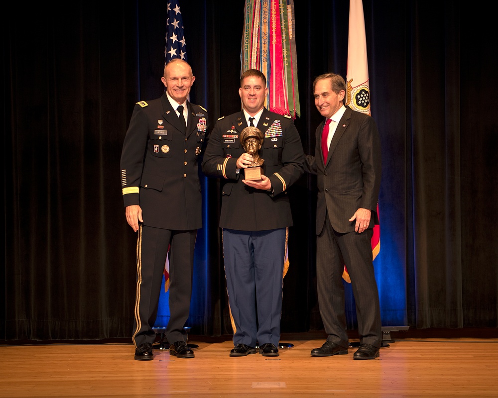 Army Officers presented leadership award at Pentagon