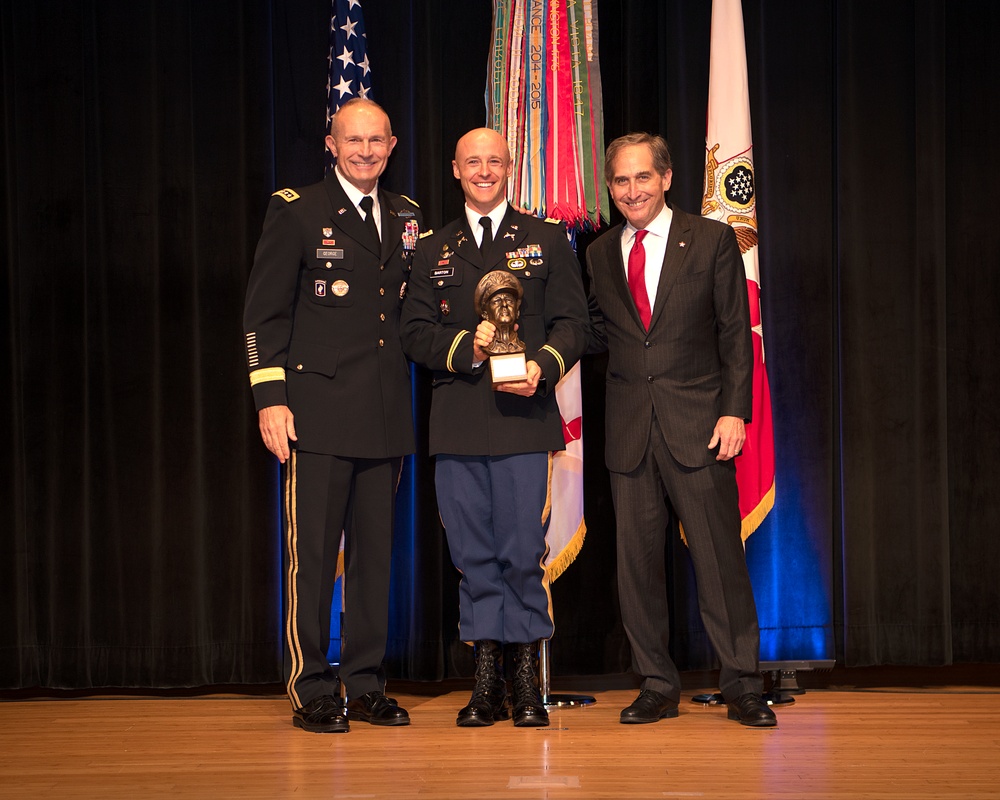 Army Officers presented leadership award at Pentagon