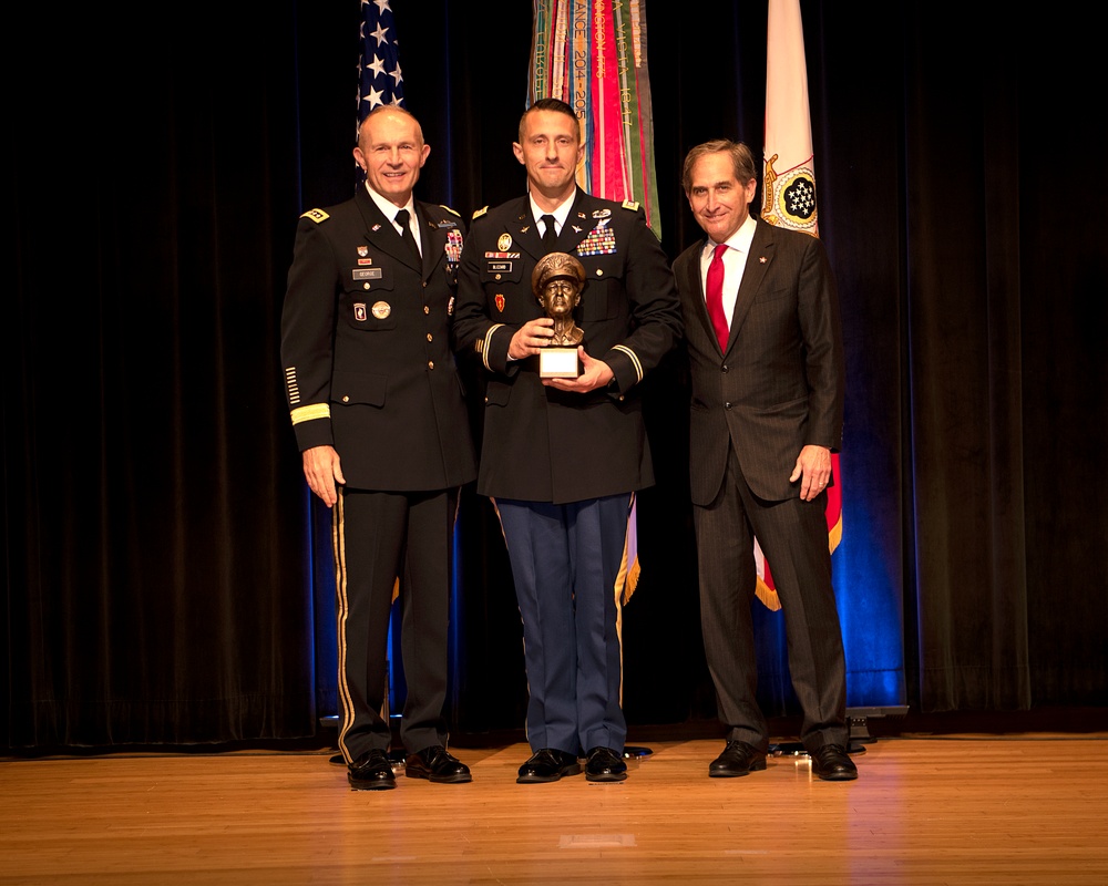 Army Officers presented leadership award at Pentagon