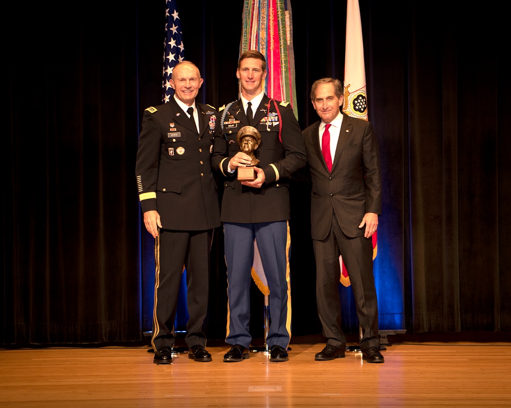 Army Officers presented leadership award at Pentagon