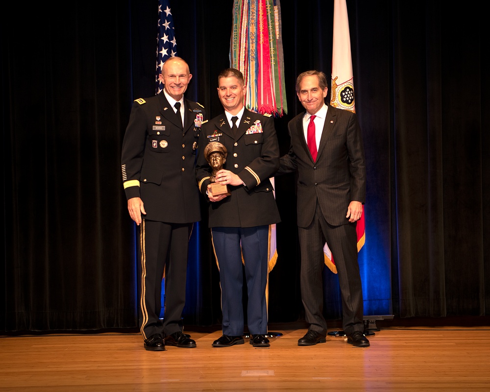 Army Officers presented leadership award at Pentagon