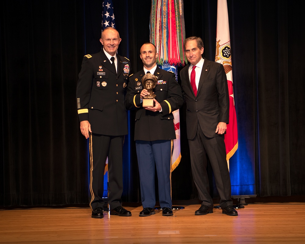 Army Officers presented leadership award at Pentagon