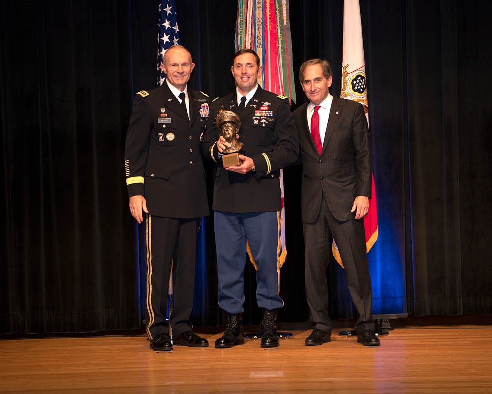 Army Officers presented leadership award at Pentagon