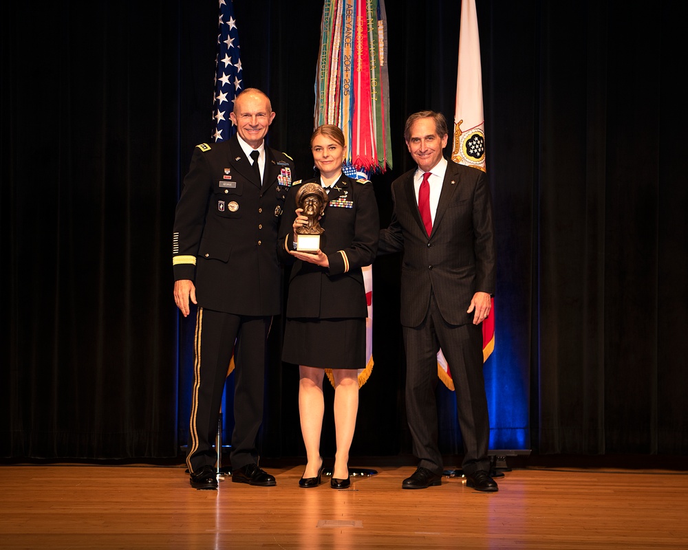 Army Officers presented leadership award at Pentagon