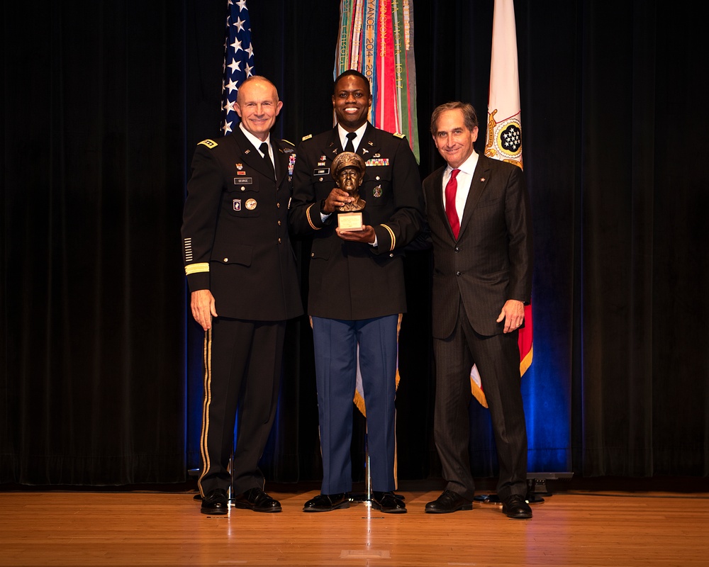 Army Officers presented leadership award at Pentagon