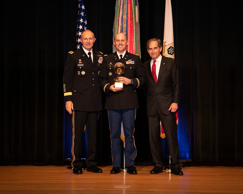 Army Officers presented leadership award at Pentagon