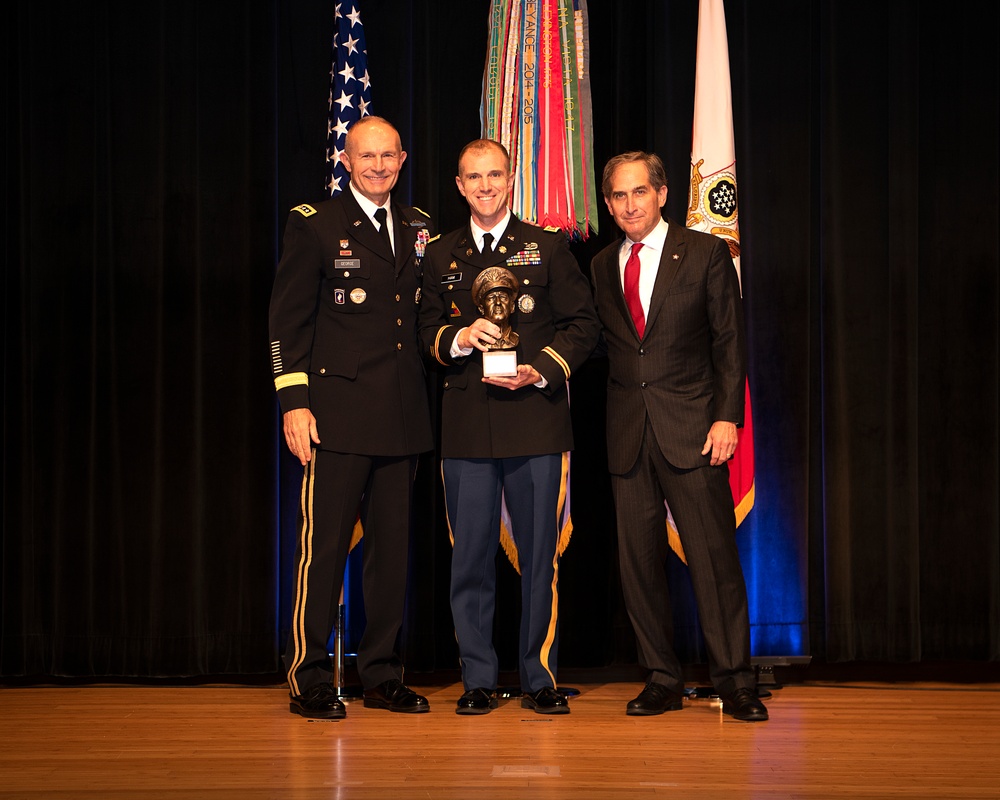 Army Officers presented leadership award at Pentagon