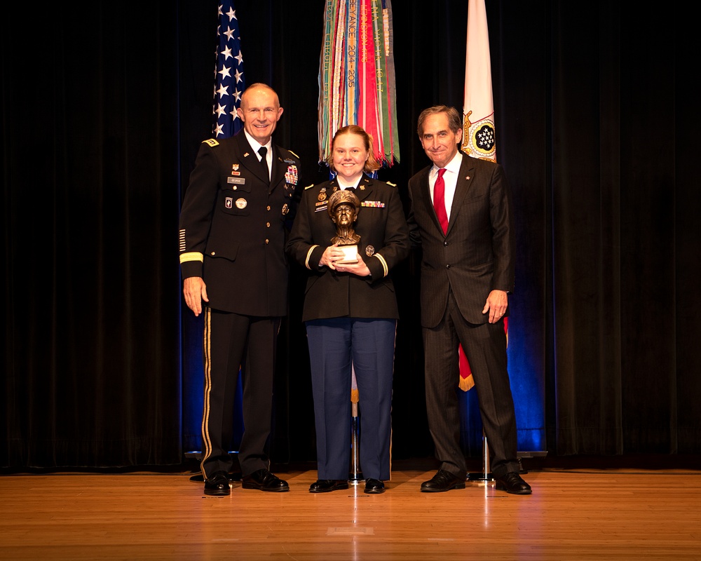 Army Officers presented leadership award at Pentagon