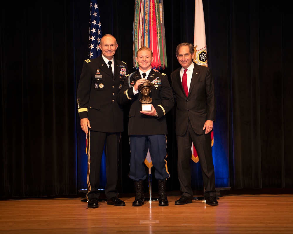 Army Officers presented leadership award at Pentagon