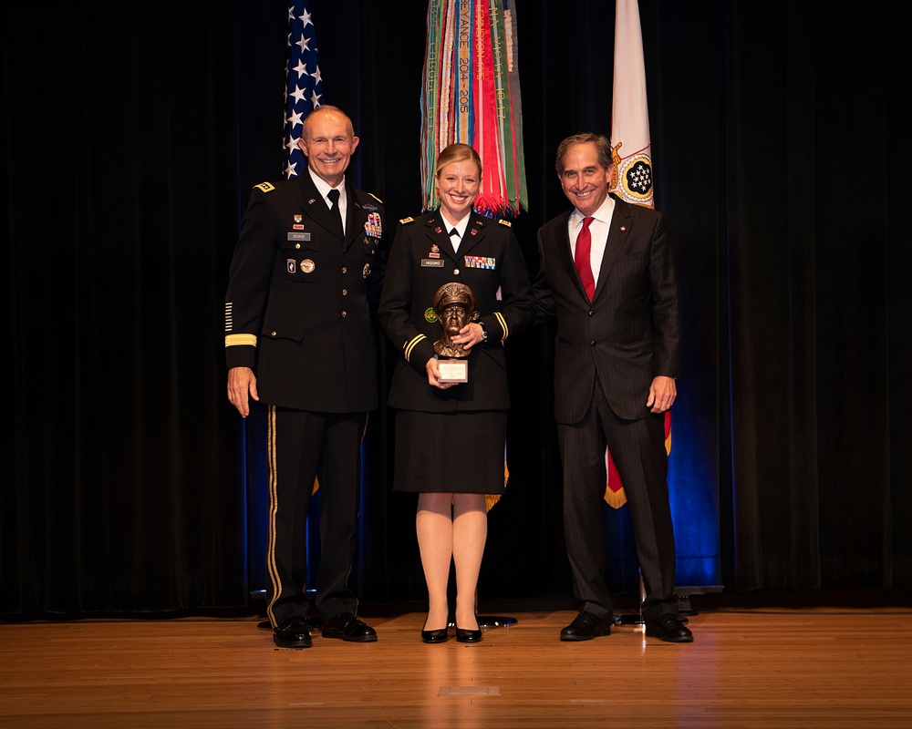 Army Officers presented leadership award at Pentagon