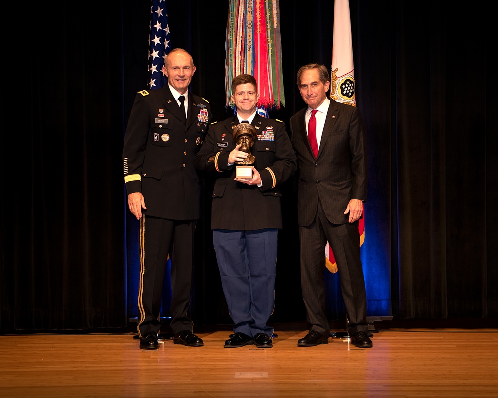 Army Officers presented leadership award at Pentagon