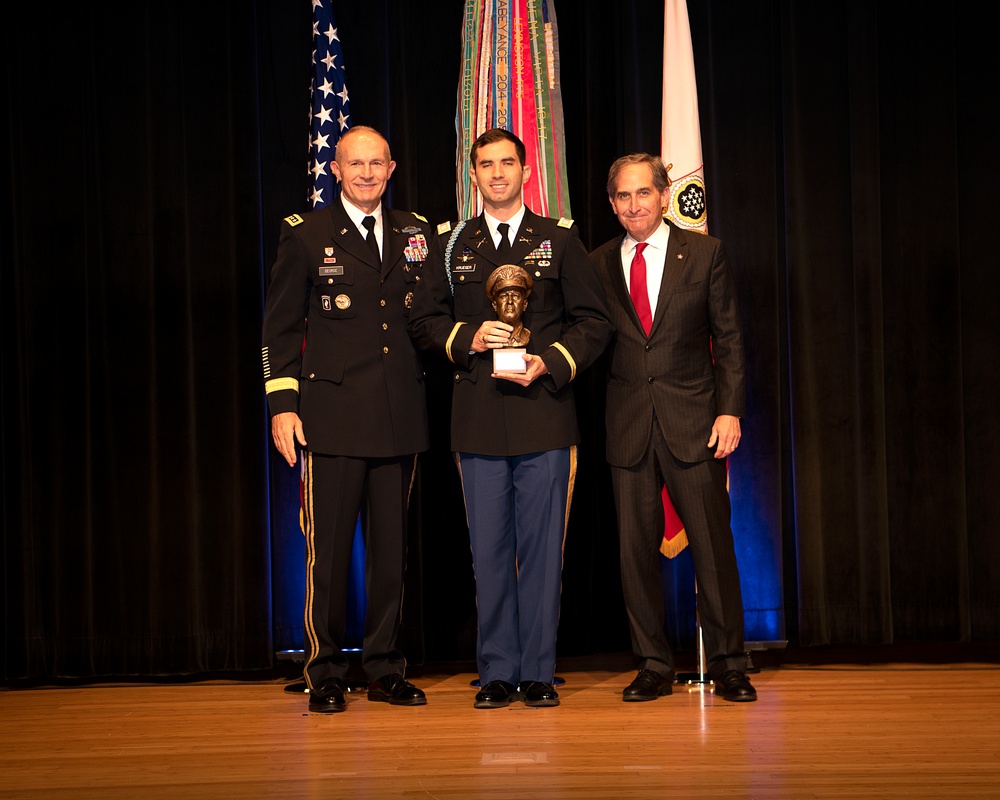 Army Officers presented leadership award at Pentagon