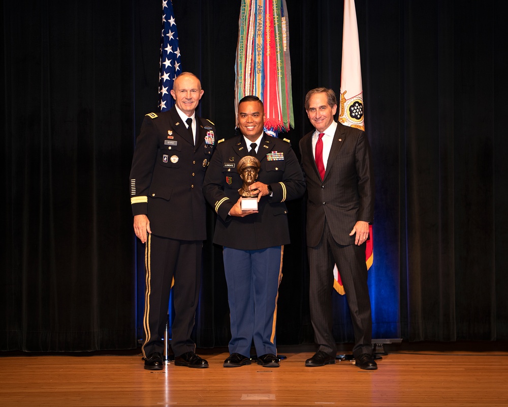 Army Officers presented leadership award at Pentagon