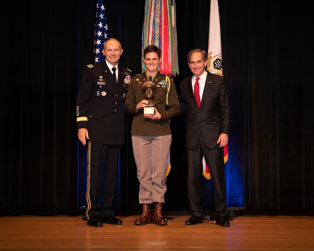 Army Officers presented leadership award at Pentagon