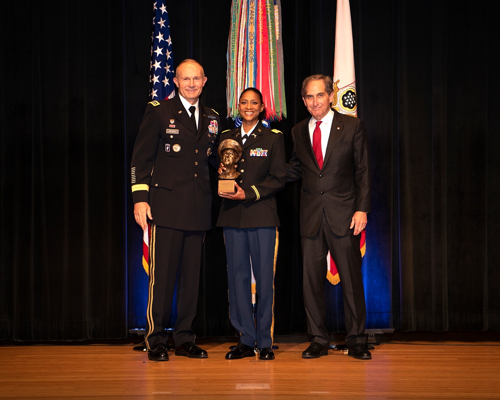 Army Officers presented leadership award at Pentagon