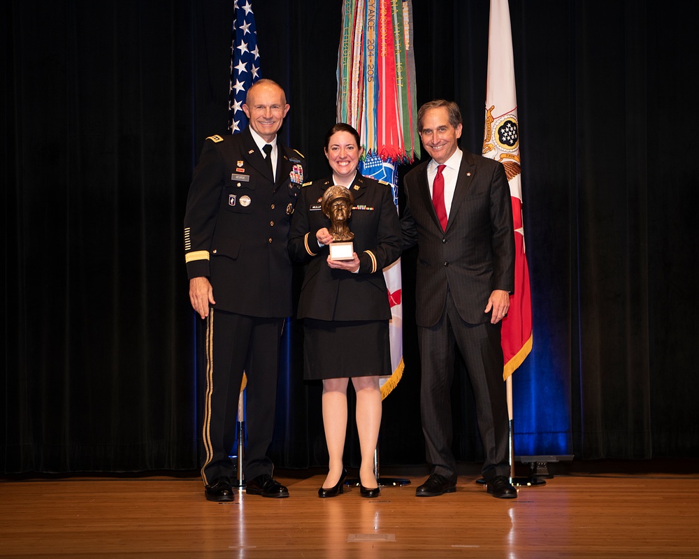 Army Officers presented leadership award at Pentagon