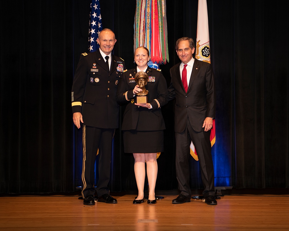 Army Officers presented leadership award at Pentagon