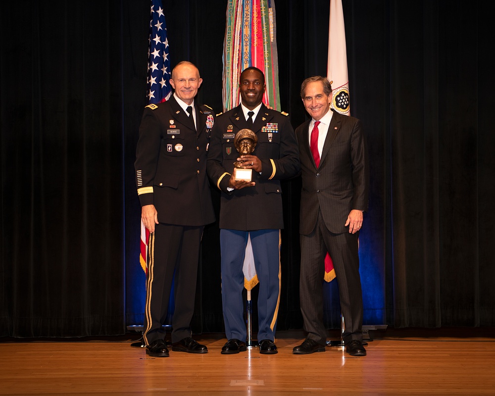 Army Officers presented leadership award at Pentagon