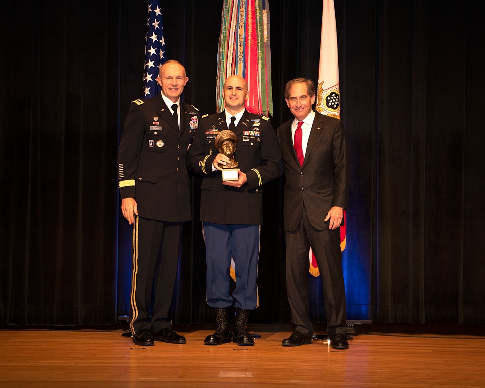 Army Officers presented leadership award at Pentagon