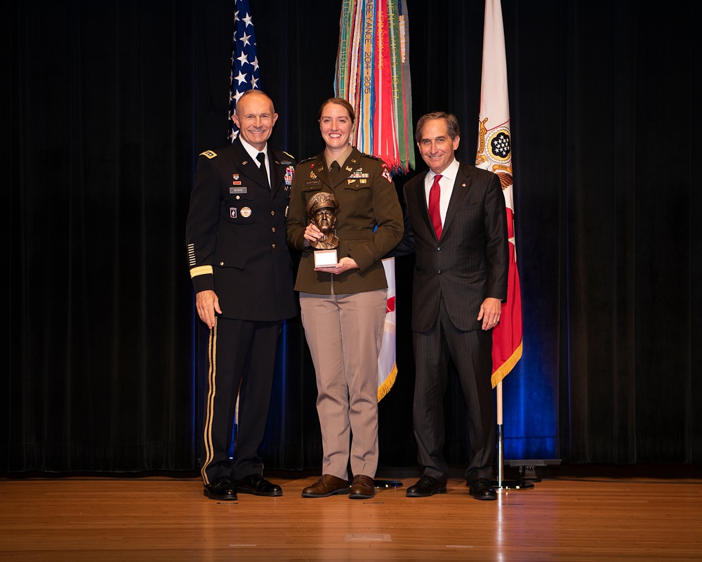 Army Officers presented leadership award at Pentagon