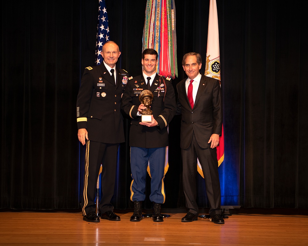 Army Officers presented leadership award at Pentagon