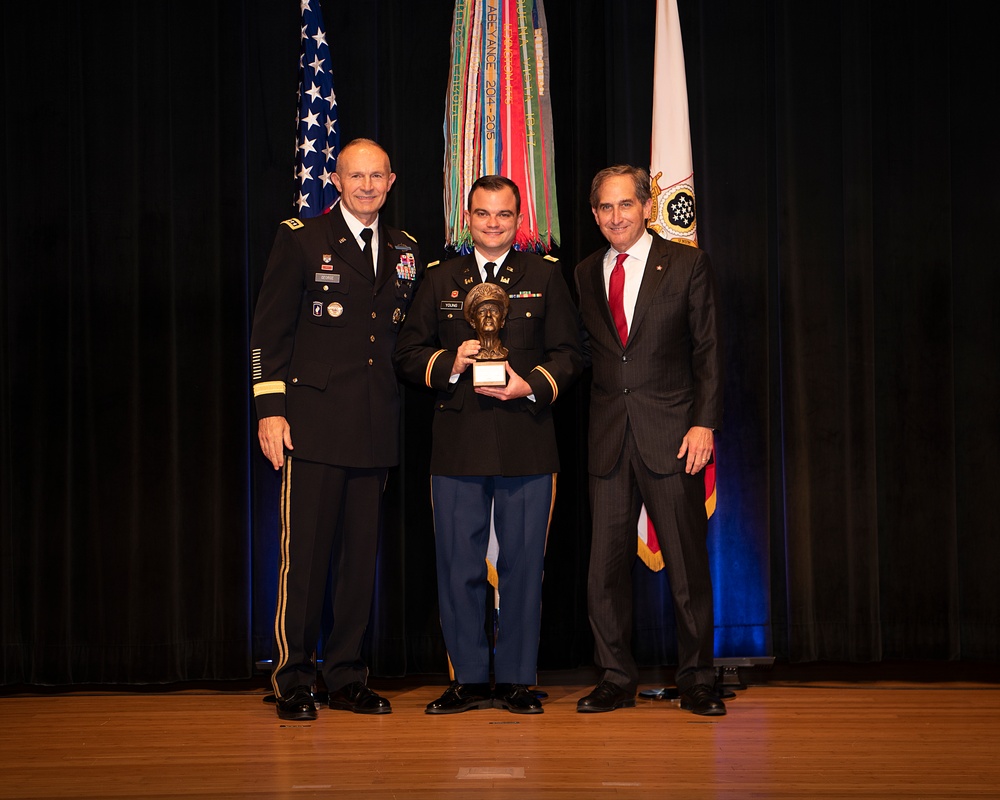 Army Officers presented leadership award at Pentagon