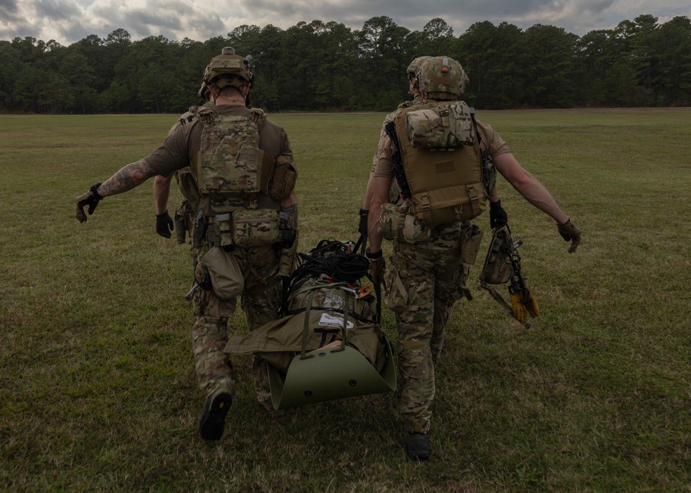 26th MEU SOF Integrates with SOF During Hoist/HRST Training