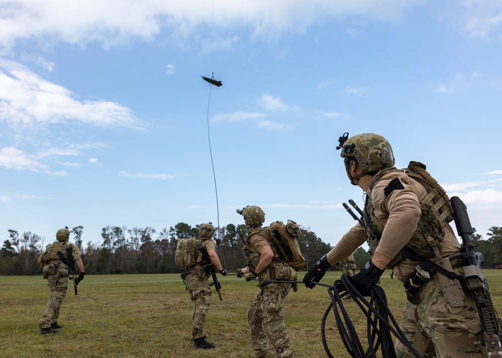 26th MEU Integrates with SOF During Hoist/HRST Training