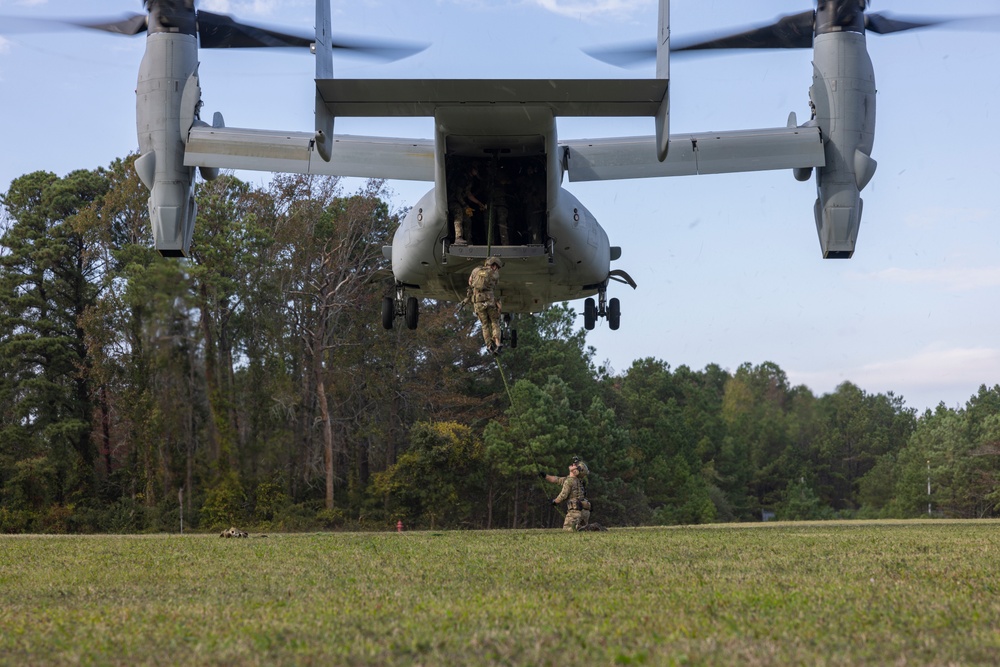 26th MEU Integrates with SOF During Hoist/HRST Training