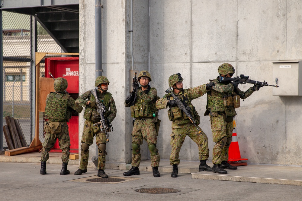 US Marines, Japan Ground Self-Defense Force members conduct bilateral training  