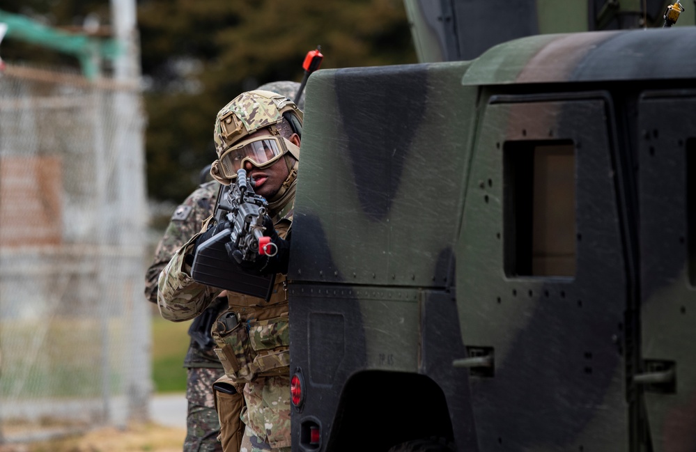 ROK MPs/U.S. Defenders tackle Combat Readiness Course