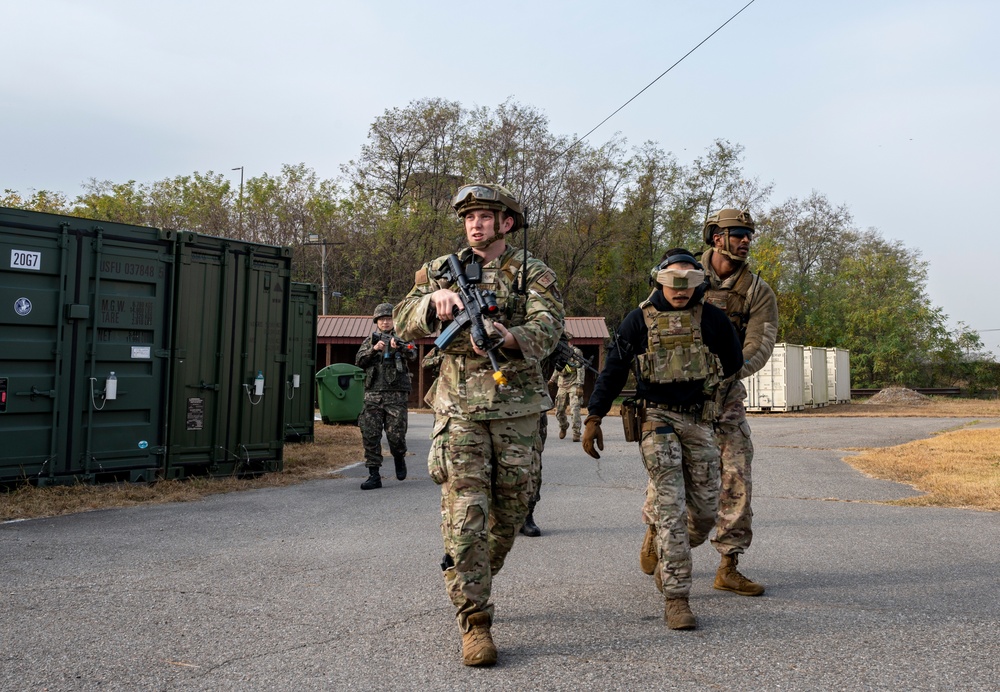 ROK MPs/U.S. Defenders tackle Combat Readiness Course