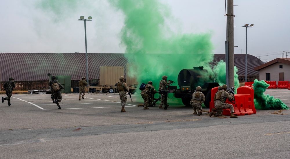 ROK MPs/U.S. Defenders tackle Combat Readiness Course