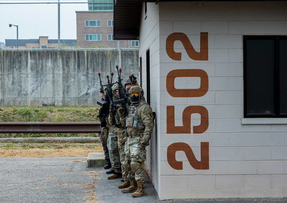 ROK MPs/U.S. Defenders tackle Combat Readiness Course