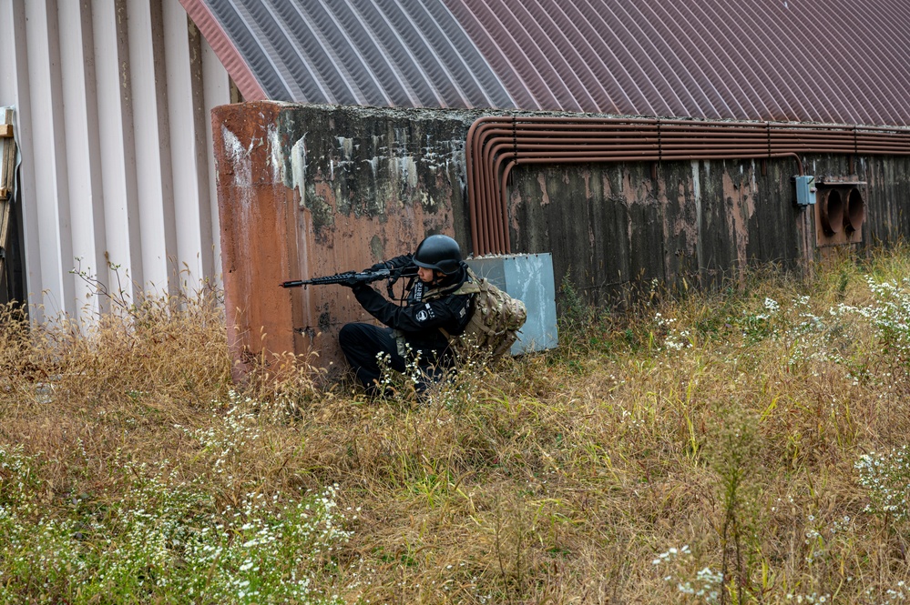 ROK MPs/U.S. Defenders tackle Combat Readiness Course