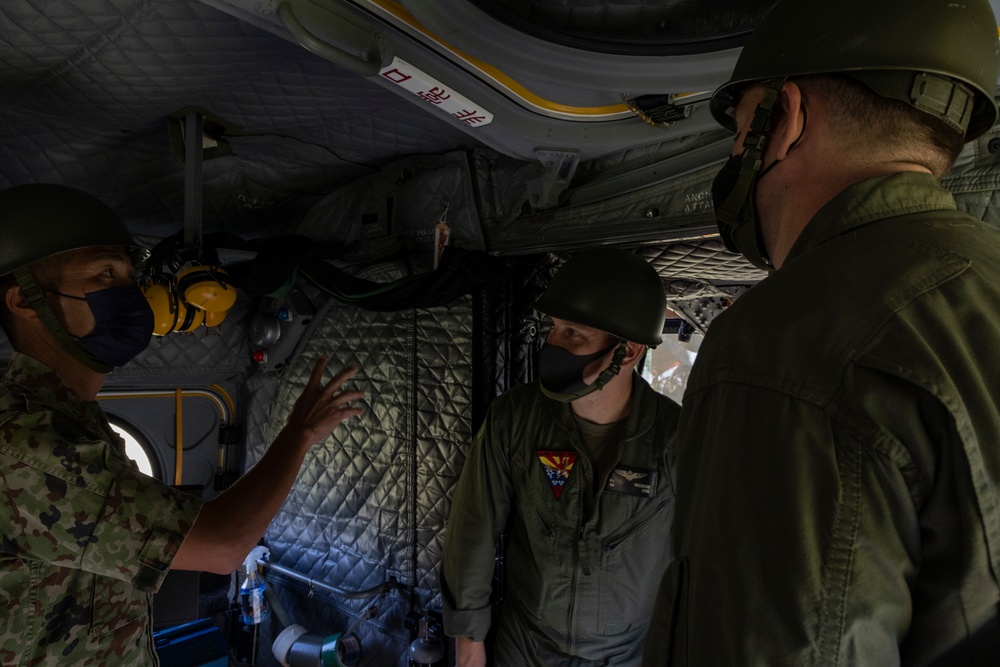 Marines of MAG-36 Visit 15th Helicopter Unit, 15th Brigade, Japan Ground Self Defense Force