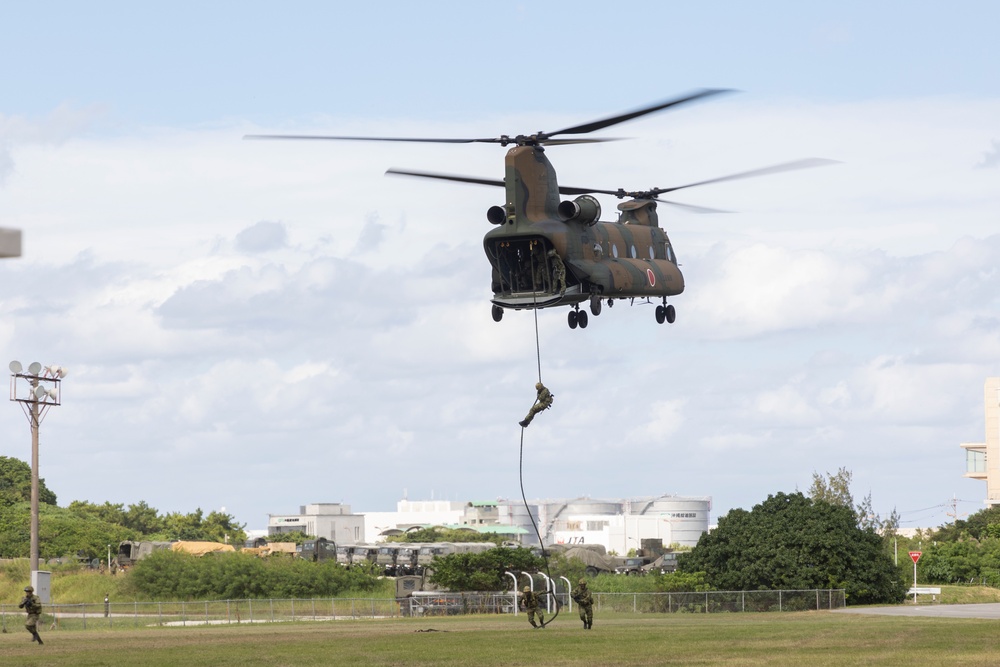 Marines of MAG-36 Visit 15th Helicopter Unit, 15th Brigade, Japan Ground Self Defense Force