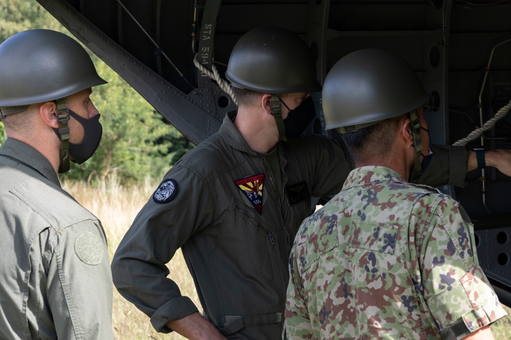 Marines of MAG-36 Visit 15th Helicopter Unit, 15th Brigade, Japan Ground Self Defense Force