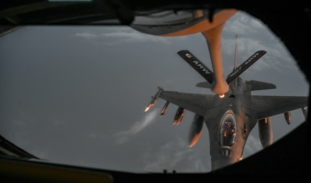 340th EARS refuels F-16s