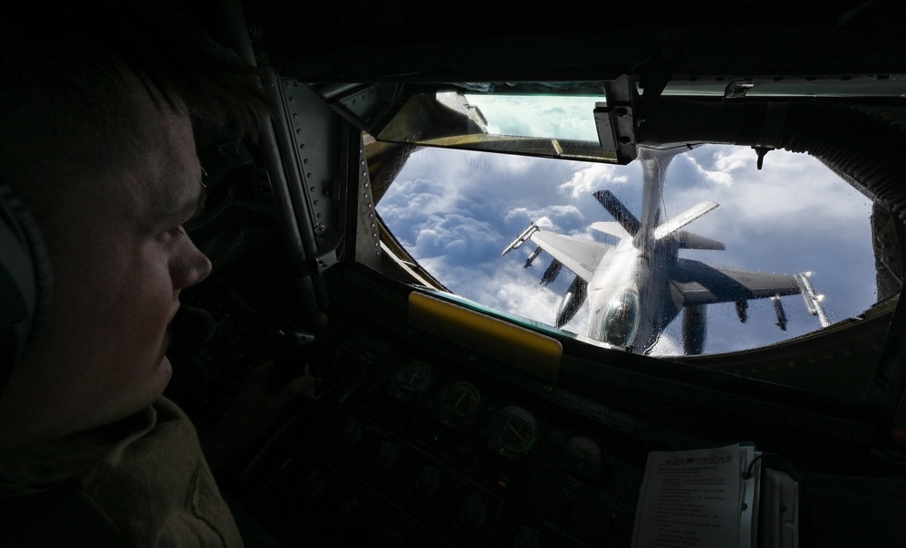 340th EARS refuels F-16s