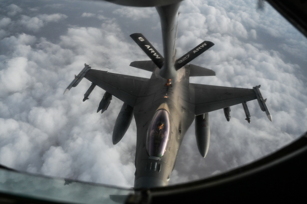 340th EARS refuels F-16s