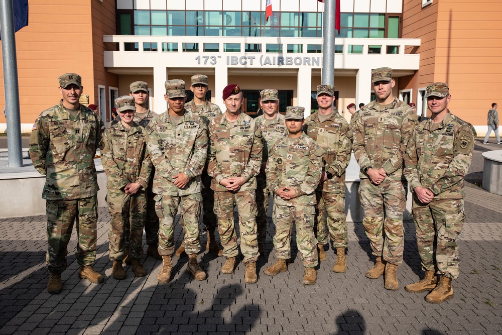 SETAF-AF Soldiers pose for photo