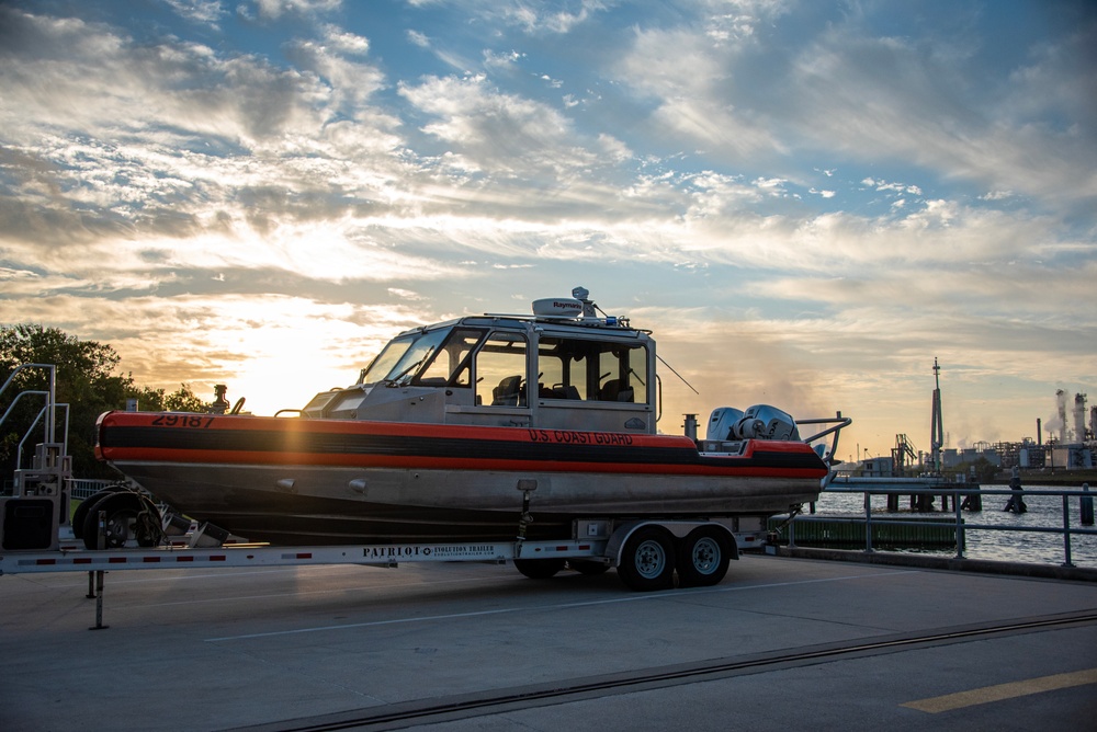 Coast Guard vice commandant visits units in Houston, Texas