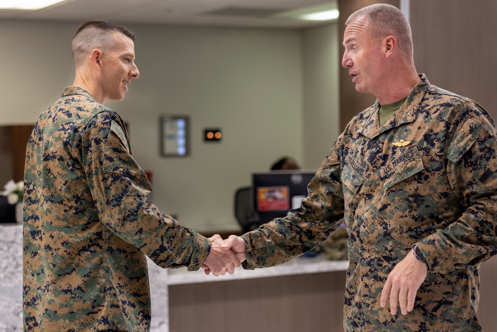 2nd MLG Commanding General recognizes Marine Corps Marathon participant