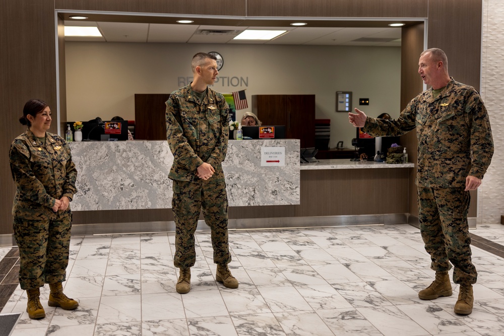 2nd MLG Commanding General recognizes Marine Corps Marathon participant