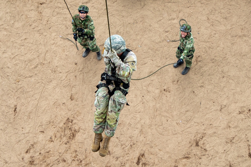 Exercise Southern Vanguard 23 Rappelling